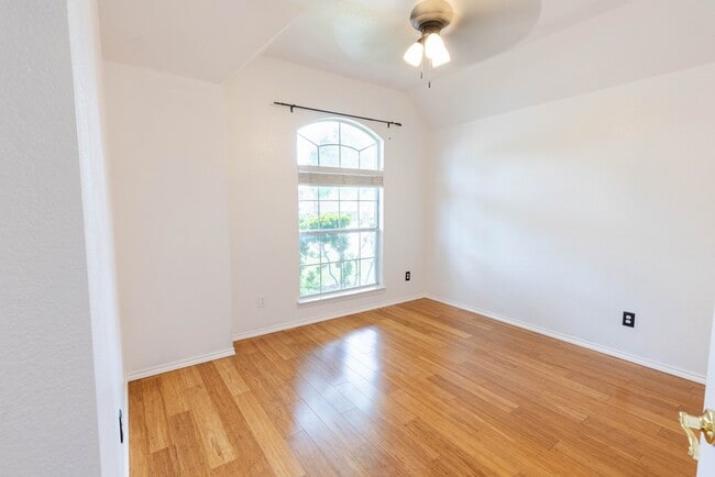 Building Photo - 710 Bel Air Dr