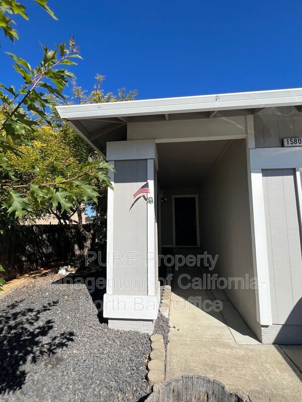 Building Photo - 1580 Gladstone Way