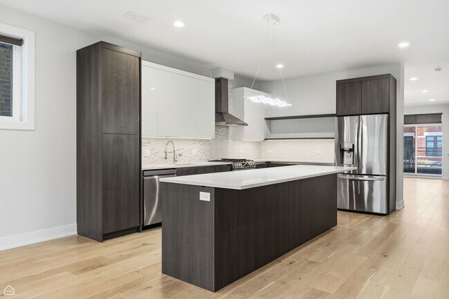 Foto del edificio - 1042 S Oakley Blvd