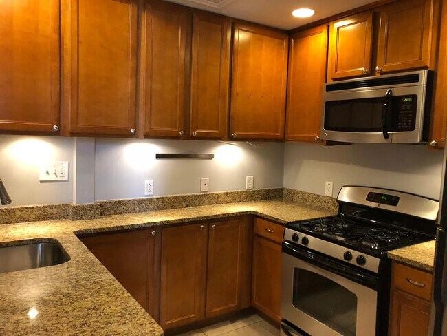 Building Photo - 1226 Saint Paul St