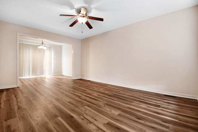 Building Photo - Pet Friendly Three Bedroom!