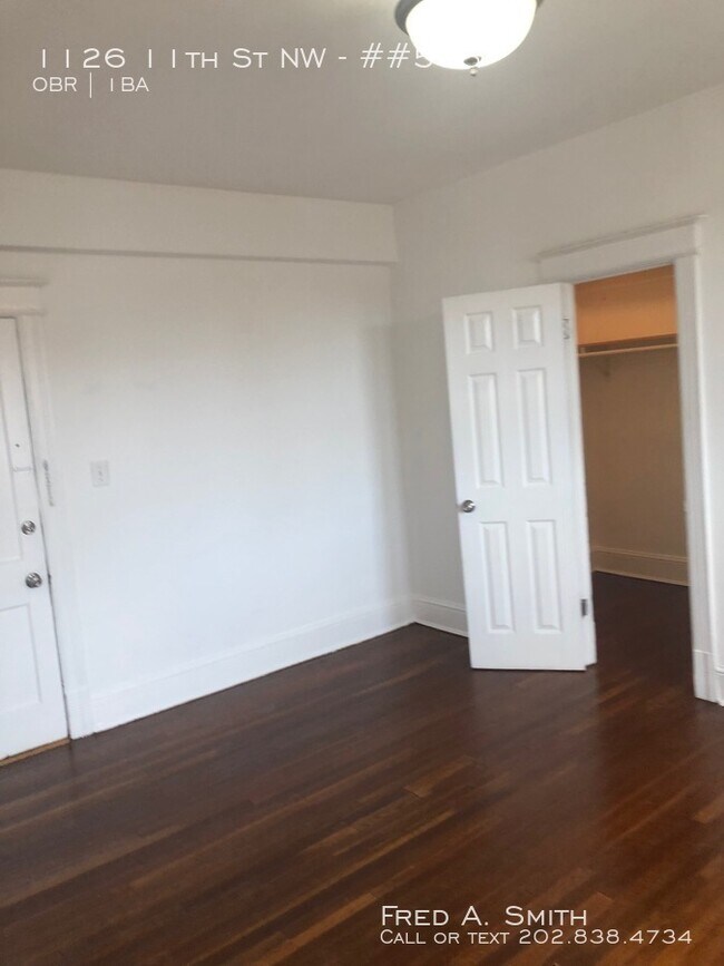 Building Photo - Great Studio in Downtown Location
