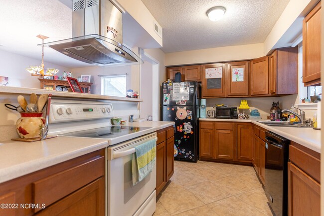 Building Photo - 702 Azalea Dr