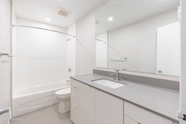 Building Photo - Recently Renovated 1 Bedroom Unit