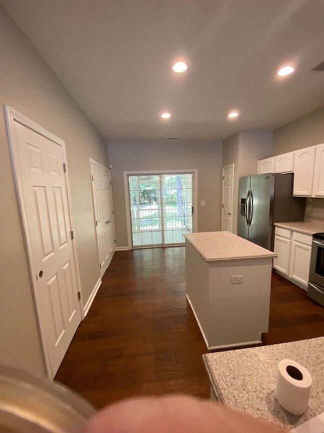 Building Photo - Beautiful 2Br 2.5Bath totally renovated to...