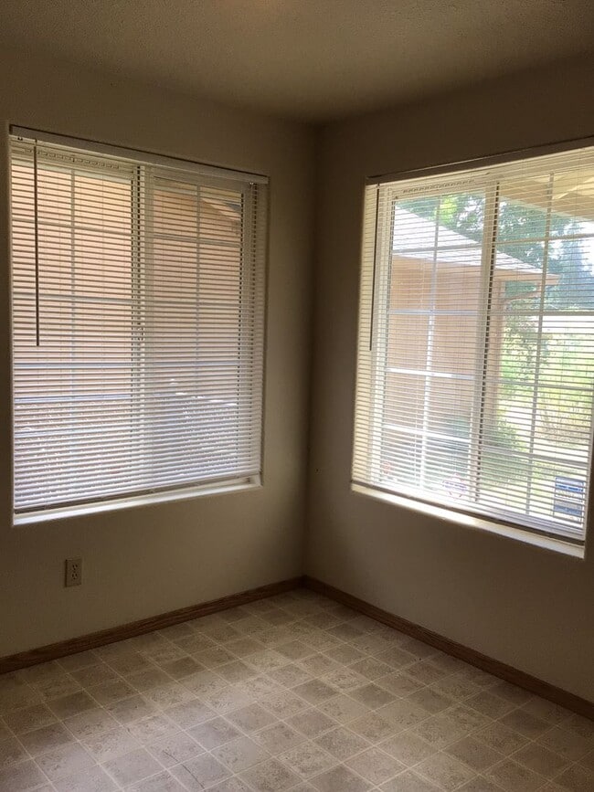 Foto del edificio - 3BD Home in Rose Village Neighborhood - Cl...