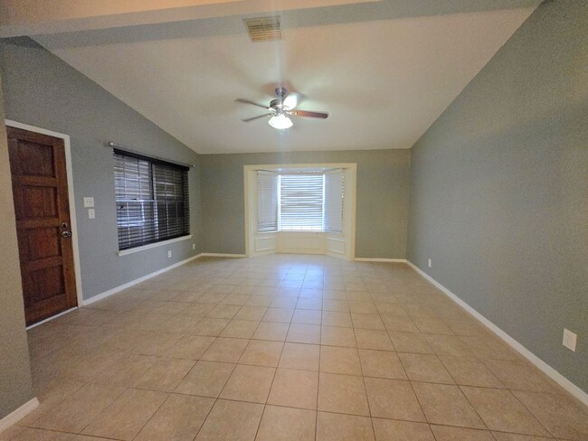 Foto del edificio - CUTE - 1 LEVEL - SPACIOUS - 2BD/2BTH TOWNH...