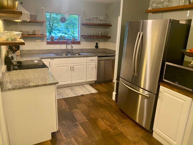 Recently updated kitchen - 4936 Troostwood Rd
