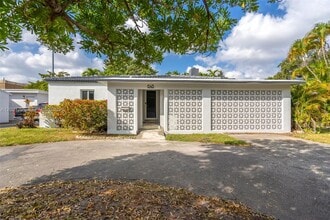 Building Photo - 648 South Dr
