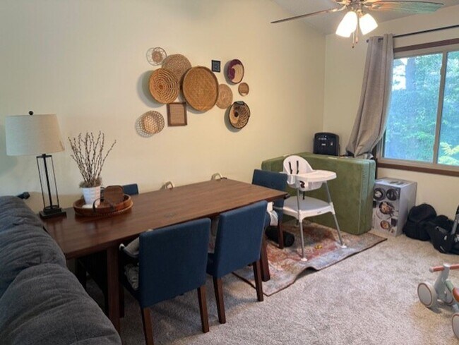 Foto del edificio - Great *3Bed*2.5Bath duplex in great Bloomi...