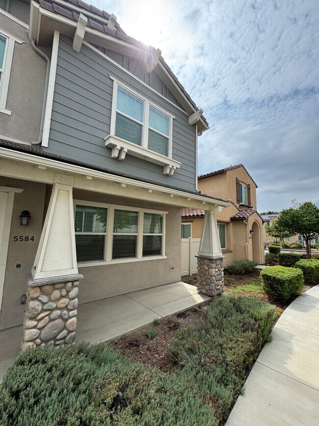 Building Photo - Modern 4-Bed, 2.5-Bath Detached Townhouse ...