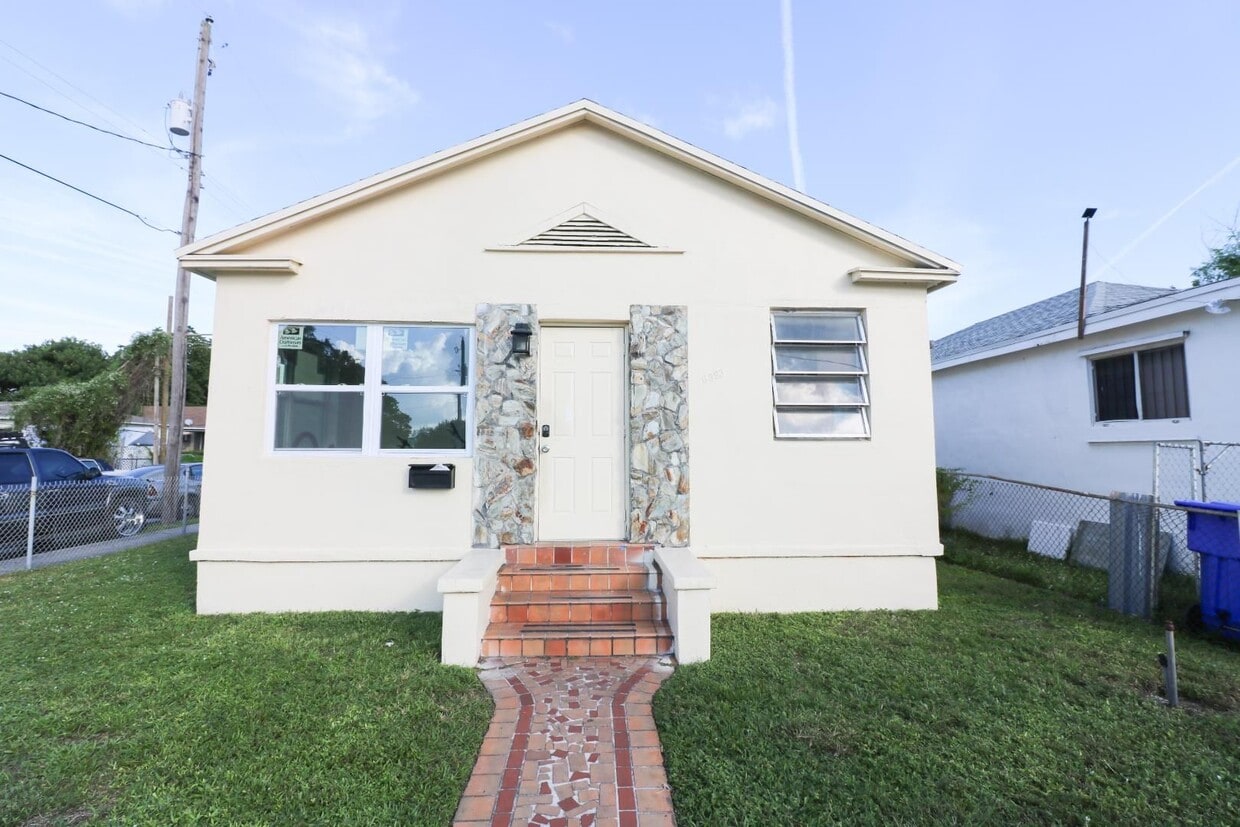 Available now! Bedroom For Rent In Shared Home (shared kitchen and 2 baths) - Available now! Bedroom For Rent In Shared Home (shared kitchen and 2 baths)