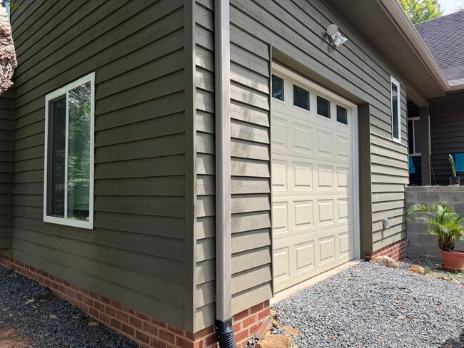Building Photo - 1327 Gristmill Dr