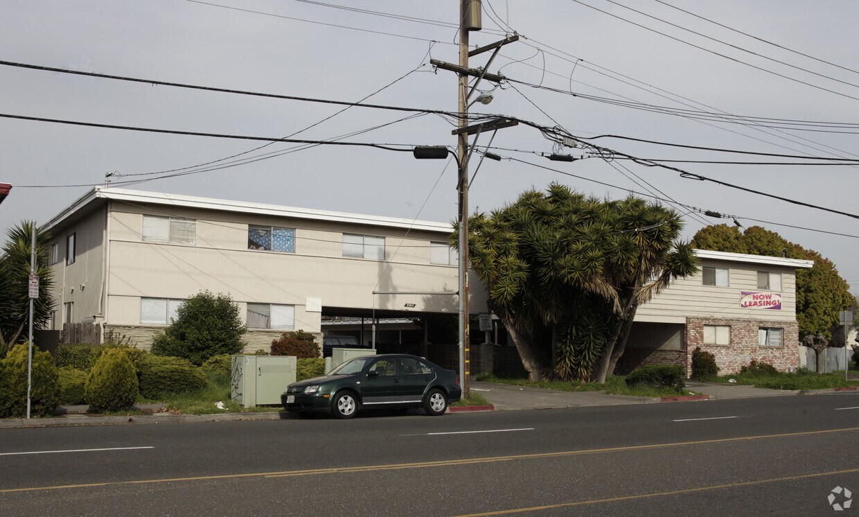 Primary Photo - Moana Apartments