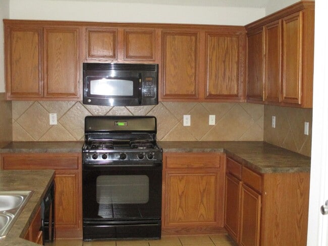 Foto del edificio - $1895  3 Bed/2 Bath/2 Garage  Ready for Mo...