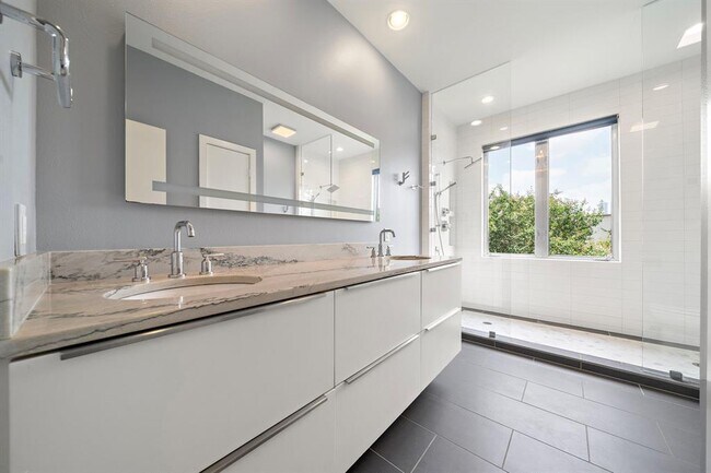 Building Photo - 1014 Montrose Blvd