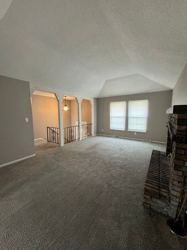 Building Photo - Huge 3 bedroom/2 bathroom home in Independ...