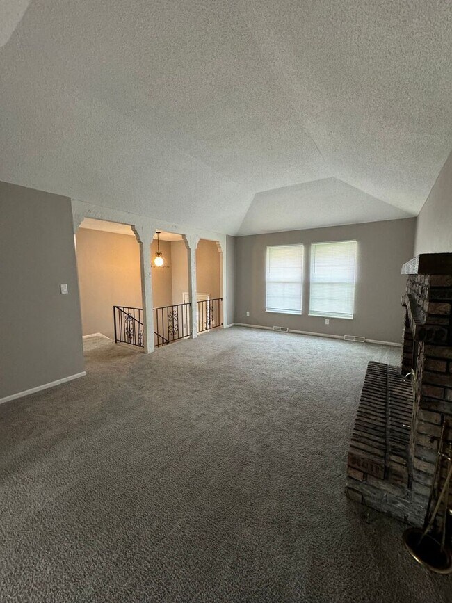 Foto del edificio - Huge 3 bedroom/2 bathroom home in Independ...