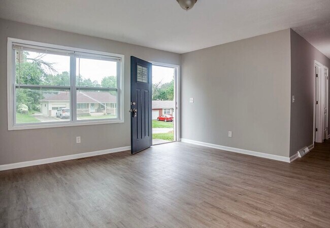 Building Photo - Beautiful Kansas City Home with LVP Floori...