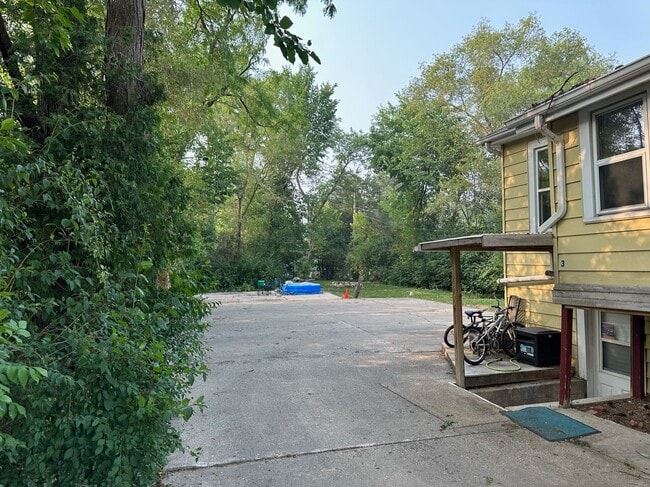 Building Photo - 926 E St Charles Rd