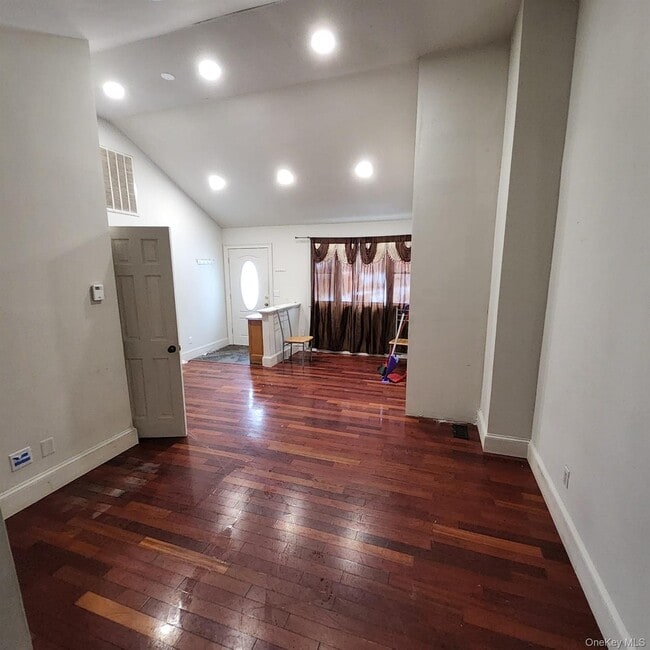 Foto del edificio - 8 Orchard Lake Dr