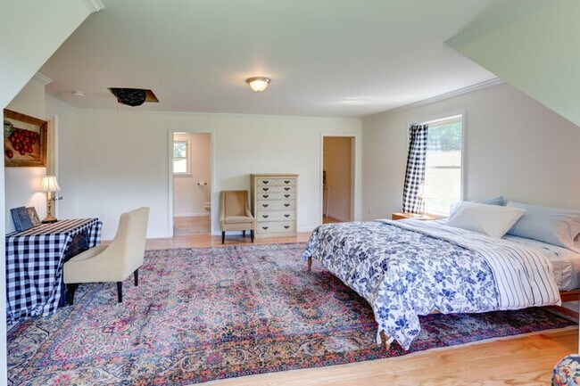 Foto del edificio - 111 Acres, 4 BR Expansive Home in Mountains