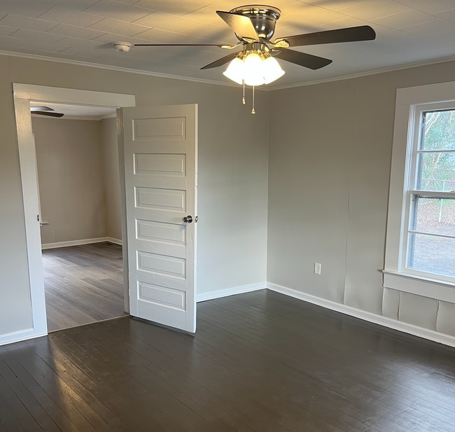 Building Photo - 720 Gra