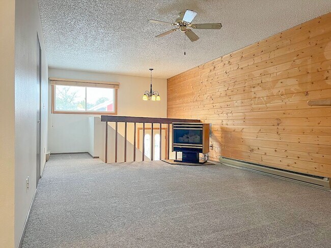 Foto del edificio - LARGE 4 BED/ 2 BATH TOWNHOUSE - 6 MONTH LE...