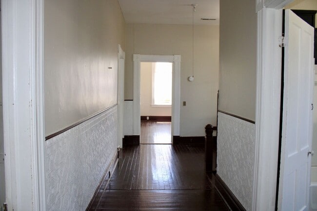 Building Photo - 2 bed / 1.5 bath on Rutledge St.