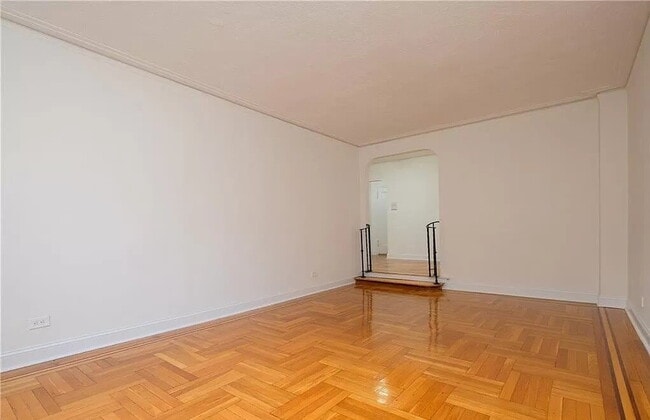 Building Photo - Charming 1-Bedroom Sponsor Unit in Kingsbr...