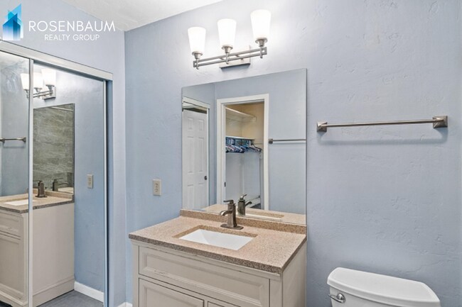 Foto del edificio - Charming 1-bed, 1-bath second-floor condo unit in the Barcelona Manor Condominiums!