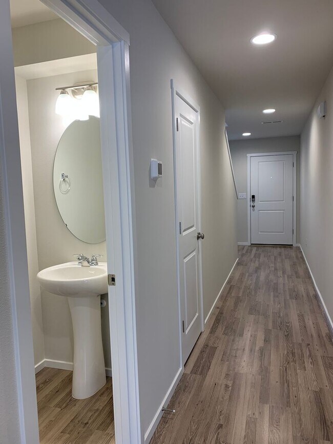Foto del edificio - Newly Built Home in Brand New Community! Evergreen School District ! Conveniently located next to...