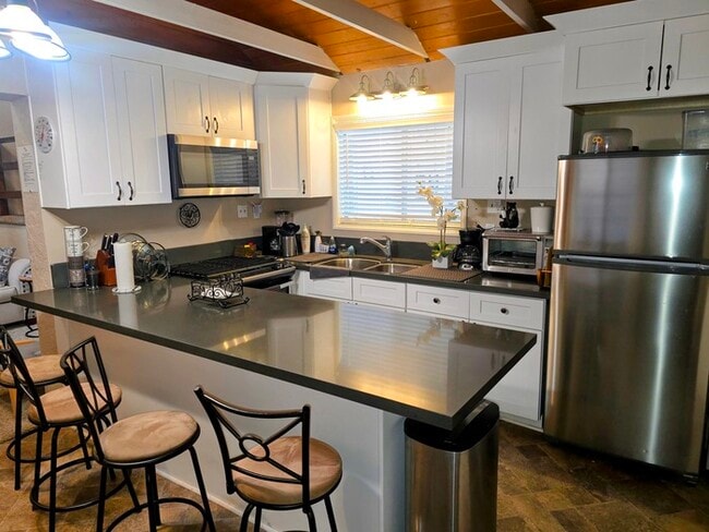 Building Photo - Modern 2 Bedroom 2 Bath Home with Fenced Yard