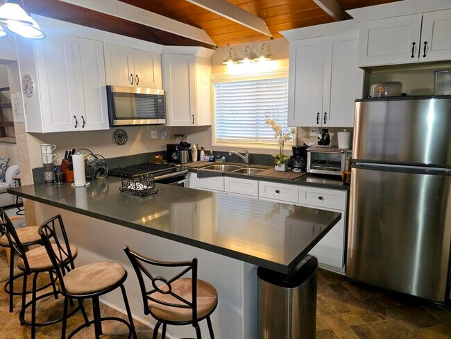 Foto del edificio - Modern 2 Bedroom 2 Bath Home with Fenced Yard