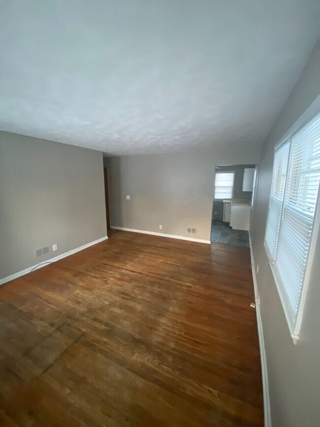 Building Photo - Nice 3 bed 1 bath house $1150