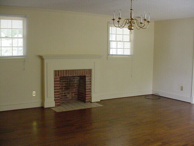 Foto del edificio - 2 Bedroom House off of Ogelthorpe Avenue