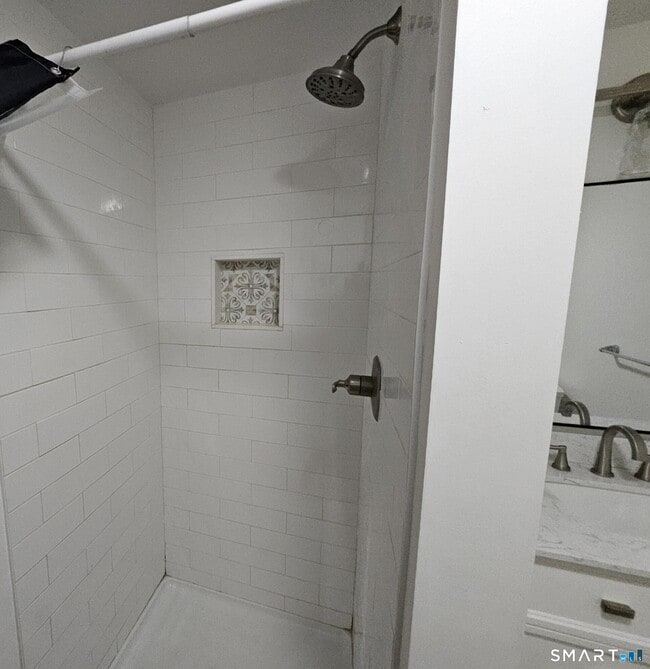 Building Photo - 410 Main St