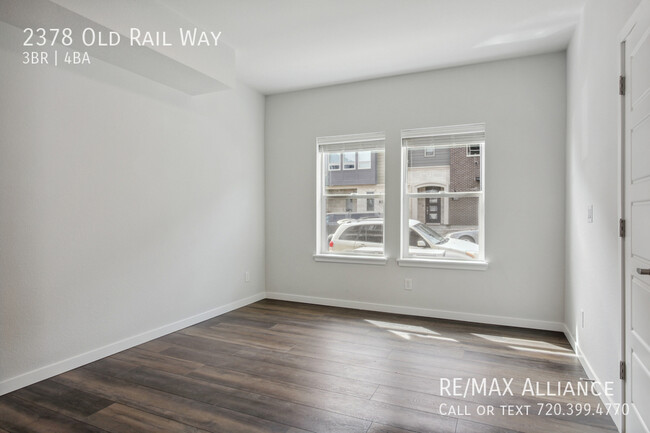 Building Photo - Stunning 4-story w/ rooftop deck townhome ...