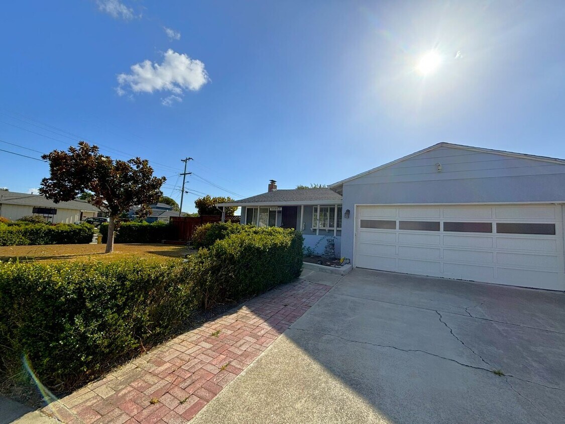 Primary Photo - Gorgeous 3 Bedroom 3 bath with office spac...