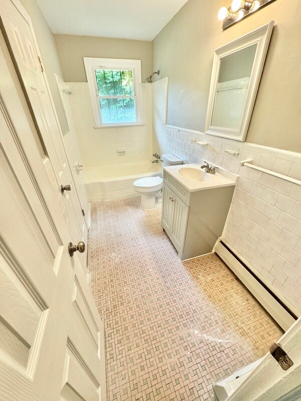 Building Photo - 483 Forest Ln