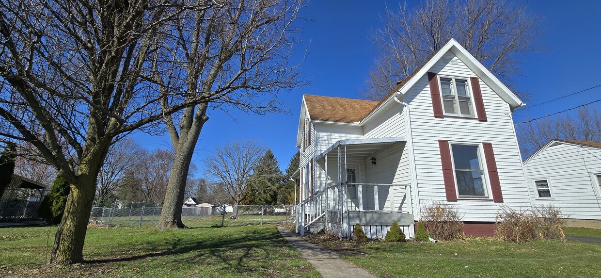 Primary Photo - 880 N Farnham St