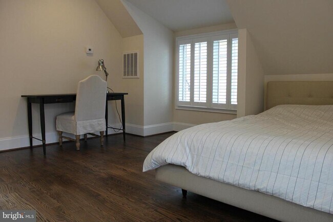 Foto del edificio - 6601 Seven Locks Rd
