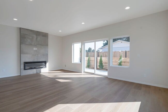 Building Photo - Beautiful 1 year old home in Pacific Wa