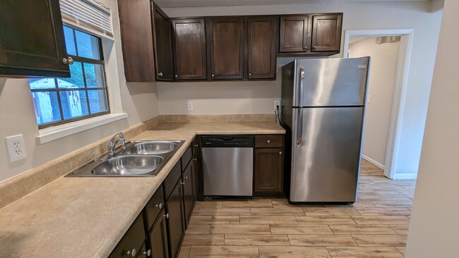 Building Photo - 2128 La Valle Dr