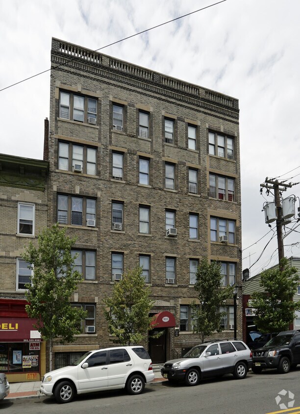 Primary Photo - Jiulias Apartments