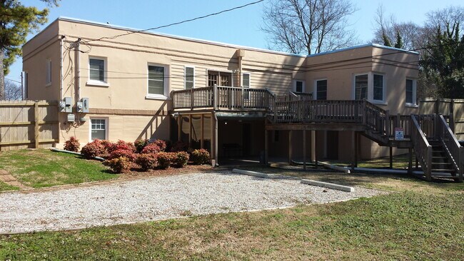 Entrance and parking - 1437 Columbia Cir SE