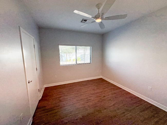 Foto del edificio - 1645 E Cheery Lynn Rd