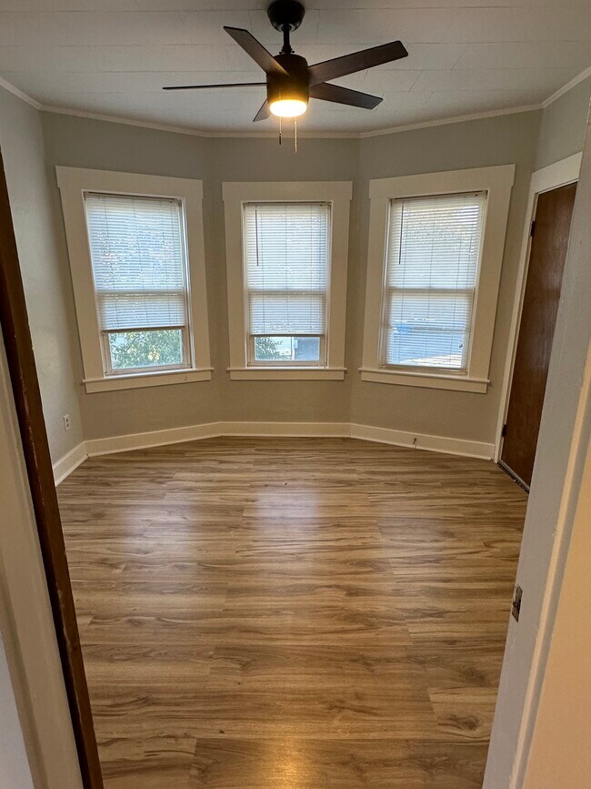 Building Photo - 392 Shaw St