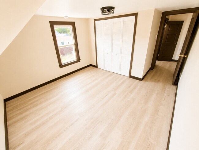 Foto del edificio - 1329 W Commercial St