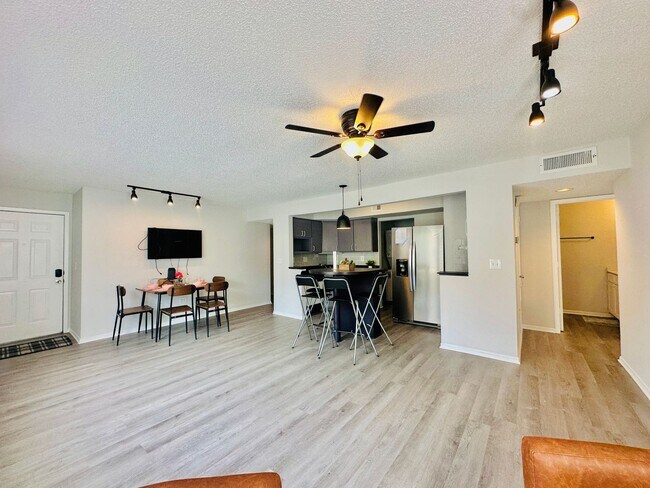 Foto del edificio - Newly Renovated 4BR/2BA Near UF - Resort-S...